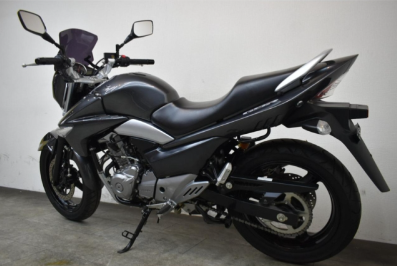 SUZUKI  GSR250  2012