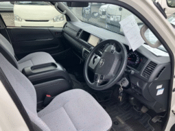 
										TOYOTA  HIACE COMMUTER 2019 full									