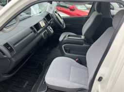 
										TOYOTA  HIACE COMMUTER 2019 full									
